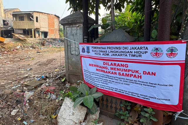 Kondisi lokasi bekas kebakaran TPS Kramat Jati, Jakarta Timur, Selasa (4/8/2026). Foto: Joakhim Tharob/kumparan