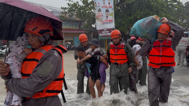 Polisi evakuasi warga korban banjir di Padang, Sumatera Barat, Senin (3/8/2026). Foto: Dok. Istimewa