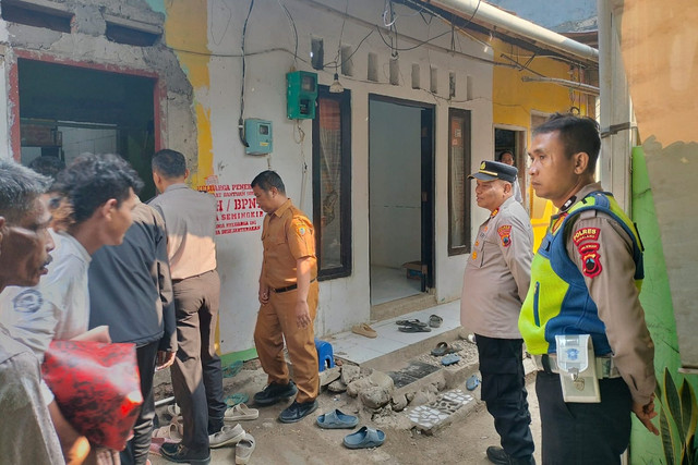 Petugas saat mendatangi rumah pelajar SMP yang meninggal diduga karena dirundung di Randudongkal Pemalang, Senin (3/8/2026).
Foto: Polres Pemalang