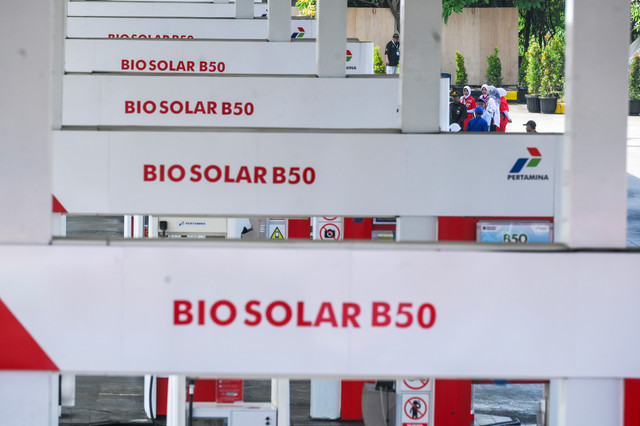 Sejumlah dispenser pengisian Biosolar B50 berjajar di Rest Area KM 57 Tol Jakarta Cikampek, Karawang, Jawa Barat, Kamis (9/7/2026). Foto: ANTARA FOTO/Hafidz Mubarak A