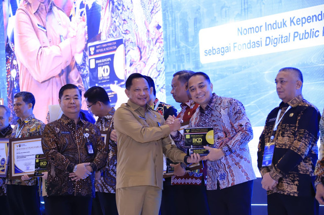 Mendagri Tito Karnavian bersama Ditjen Dukcapil Kemendagri Teguh Setyabudi saat Rakornas Dukcapil di Hotel Bidakara, Jakarta, Senin (3/8/2026). Foto: Ditjen Dukcapil Kemendagri