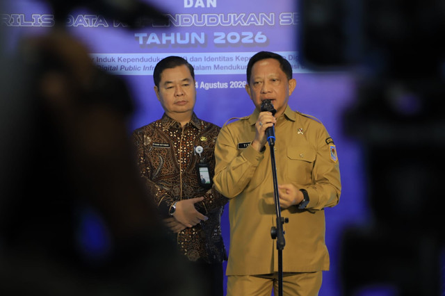 Mendagri Tito Karnavian bersama Ditjen Dukcapil Kemendagri Teguh Setyabudi saat Rakornas Dukcapil di Hotel Bidakara, Jakarta, Senin (3/8/2026). Foto: Ditjen Dukcapil Kemendagri