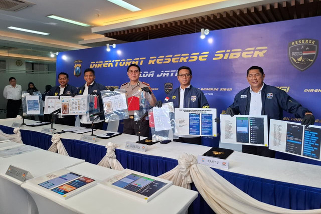 Polisi menunjukkan barang bukti dan tersangka penipuan jual beli emas online yang dijalankan dari dalam lapas saat konpers di Polda Jawa Timur, Selasa (4/8/2026). Foto: Dok. Istimewa