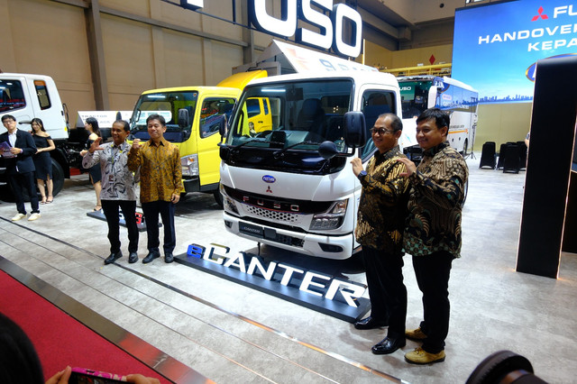 Seremoni penyerahan truk listrik Fuso eCanter kepada Fastana Logistik Indonesia. Foto: Aditya Pratama Niagara/kumparan