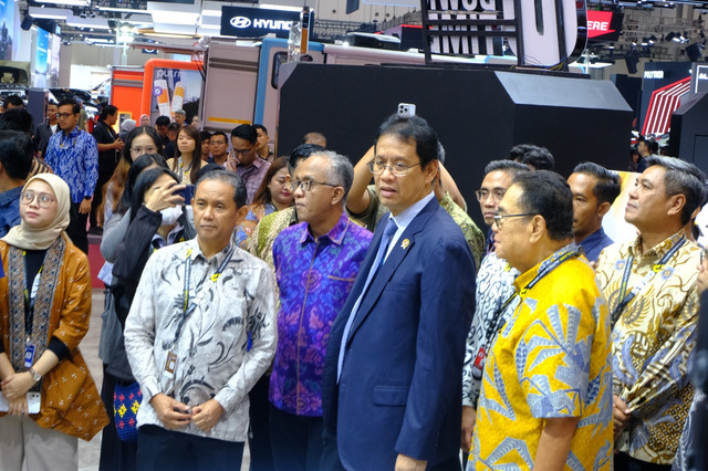 Menteri Keuangan RI Purbaya Yudhi Sadewa mengunjungi Fuso GIIAS 2026. Foto: Aditya Pratama Niagara/kumparan
