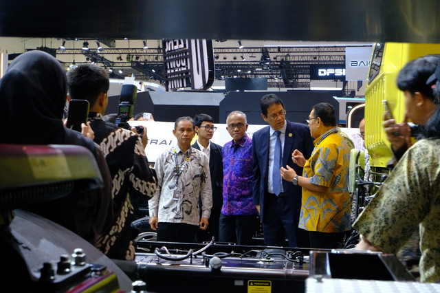 Menteri Keuangan RI Purbaya Yudhi Sadewa mengunjungi Fuso GIIAS 2026. Foto: Aditya Pratama Niagara/kumparan