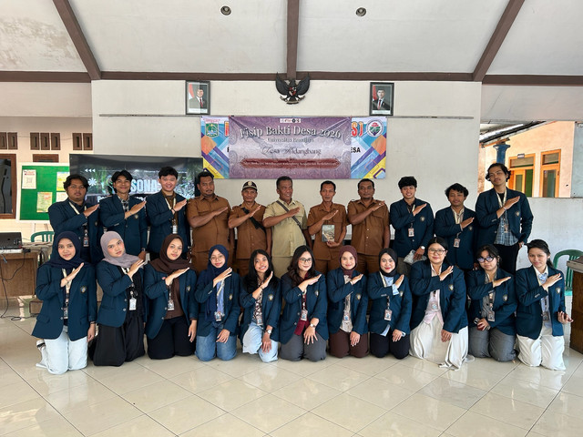Peluncuran katalog digital dan penyerahan katalog fisik Program PESONA oleh FBD UB Kelompok 23 kepada Pemerintah Desa Kidangbang sebagai upaya mendukung promosi digital produk unggulan desa. (Foto: Dokumentasi FBD UB Kelompok 23)