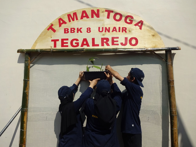 Mahasiswa BBK 8 Unair memasang pot tanaman obat di Taman TOGA Tegalrejo.