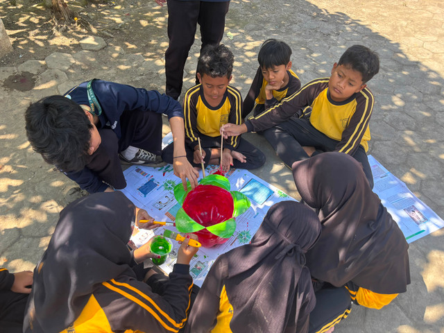 Mahasiswa BBK 8 UNAIR berkolaborasi dengan siswa SDN 3 Tegalrejo dalam membuat pot hias