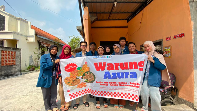 Mahasiswa BBK Universitas Airlangga menyerahkan dan memasang banner media promosi kepada salah satu pelaku UMKM di Desa Babatkumpul, Kecamatan Pucuk, Kabupaten Lamongan, sebagai upaya meningkatkan visibilitas produk lokal