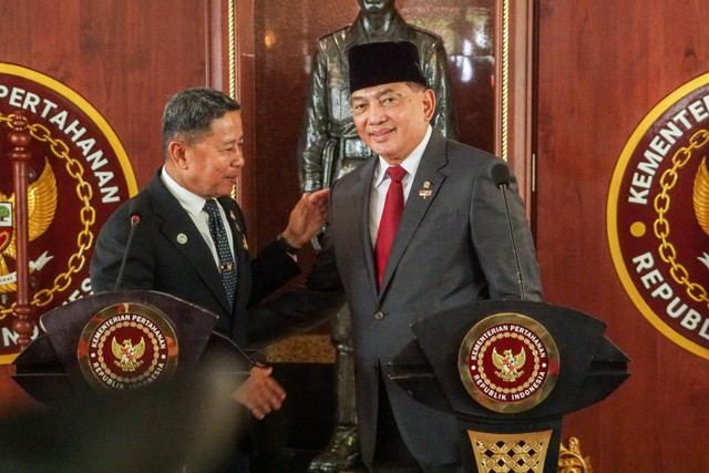 Menteri Pertahanan Sjafrie Sjamsoeddin dan Menteri Pertahanan Thailand Adul Boonthumjaroen memberikan keterangan pers bersama di Kementerian Pertahanan, Jakarta, Selasa (4/8/2026). Foto: Iqbal Firdaus/kumparan