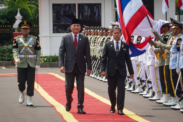 Menteri Pertahanan Sjafrie Sjamsoeddin dan Menteri Pertahanan Thailand Adul Boonthumjaroen mengikuti upacara penyambutan di Kementerian Pertahanan, Jakarta, Selasa (4/8/2026). Foto: Iqbal Firdaus/kumparan