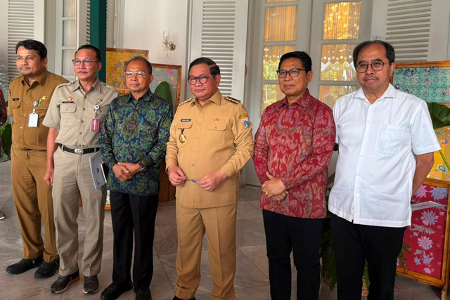 Gubernur DKI Jakarta Pramono Anung foto bersama dengan Gubernur Bali I Wayan Koster dan Bupati Badung I Wayan Adi Arnawa usai pertemuan di Balai Kota, Jakarta, Selasa (4/8/2026). Foto: Nauval Pratama/kumparan