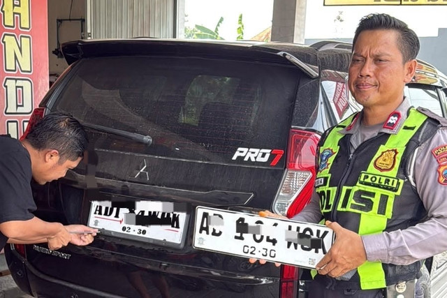 Polisi saat mendatangi mohil Mitsubishi Pajero yang menggunakan pelat nomor bernuasa cabul. Foto: Polres Sragen