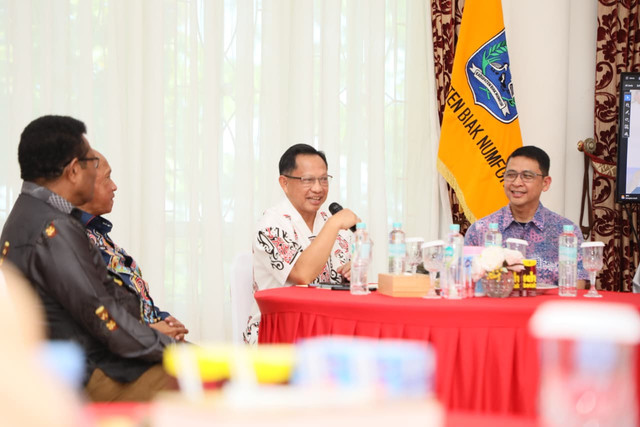 Mendagri Tito Karnavian pastikan pemanfaatan data kependudukan biometrik Dukcapil jadi fondasi akurasi penyaluran bansos tepat sasaran dalam kunjungan kerja di Kabupaten Biak Numfor, Papua. Foto: Kemendagri RI