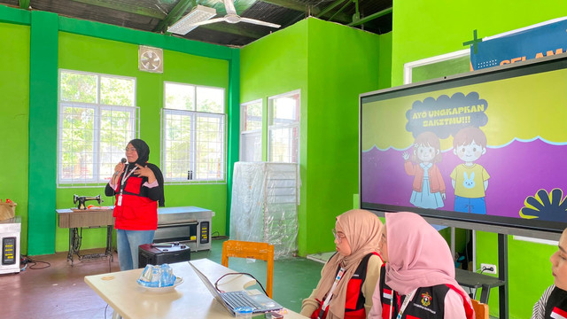 Mahasiswa KKN Unhas Gelombang 116, Aulia Putri Ananda M., menampilkan tayangan refleksi interaktif di hadapan siswa MTsS Cendekia Saukang dan MA Darul Hikmah untuk memantik keberanian peserta membagikan pengalaman perundungan di Desa Bajiminasa, Bantaeng, Kamis (16/07/2026).