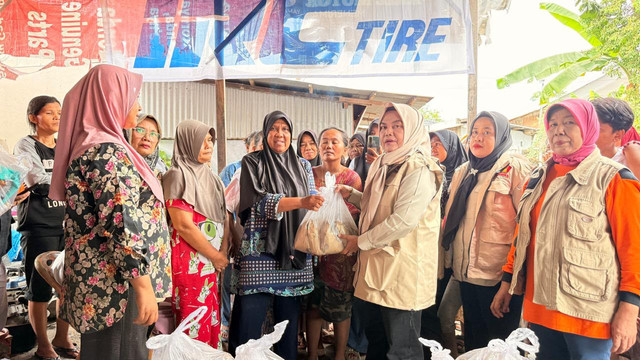 Wakil Ketua Komisi VI DPR RI dari Fraksi Gerindra, Andre Rosiade menginstruksikan jajaran DPD Partai Gerindra Sumatera Barat (Sumbar) untuk turun membantu warga dengan menyalurkan ribuan nasi bungkus di sejumlah titik terdampak banjir di Padang. Foto: Dok. Istimewa