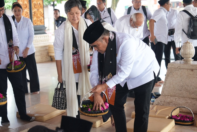 Ketua MPR RI Ahmad Muzani bersama pimpinan MPR lainnya, hari ini berziarah ke makam Proklamator sekaligus Presiden Pertama RI, Soekarno. Foto: Dok. Istimewa
