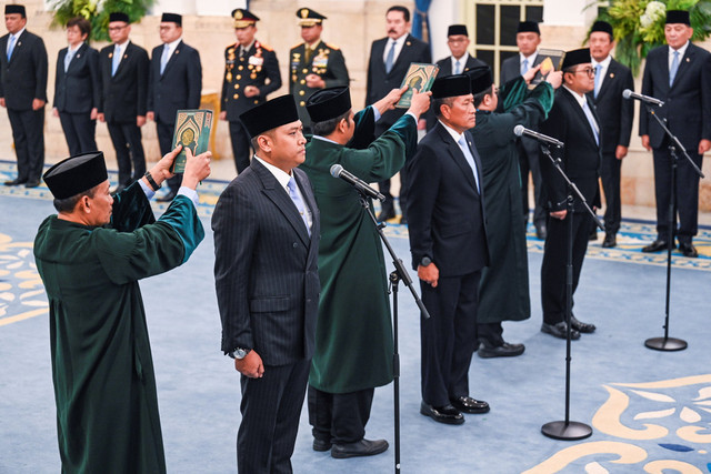 Kepala BGN Sudaryono (kedua kiri), Gubernur Universitas RI Donny Ermawan Taufanto (tengah) dan Wakil Gubernur Universitas RI Yos Sunitiyoso mengucapkan sumpah saat pelantikan pejabat baru di Istana Negara, Jakarta, Rabu (22/7/2026). Sumber: Kumparan/Galih Pradipta/ANTARA FOTO