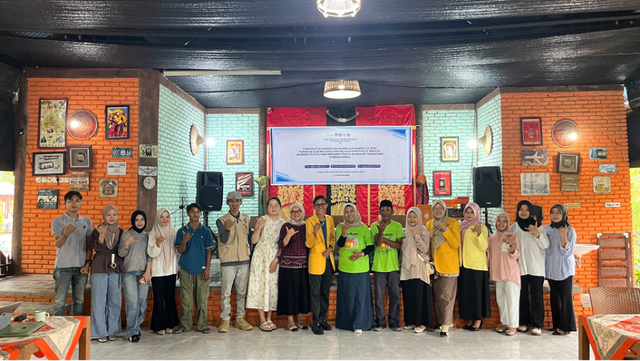 Foto bersama tim pengabdian, narasumber, mahasiswa, dan peserta pelatihan homestay di Nagari Tarantang. Dokumentasi: Tim PPUB 2026.