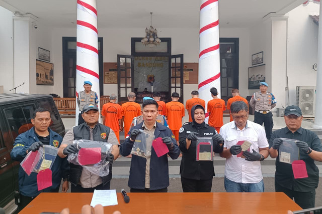 Polisi menunjukkan tersangka dan barang bukti tindak pidana dugaan pencurian kendaraan bermotor saat konpers di Mapolrestabes Bandung, Selasa (4/8/2026). Foto: Abisatya Ramdhani/kumparan