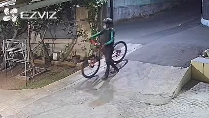 Rekaman CCTV saat pelaku curi sepeda di mushola di Depok. Foto: Dok. Istimewa