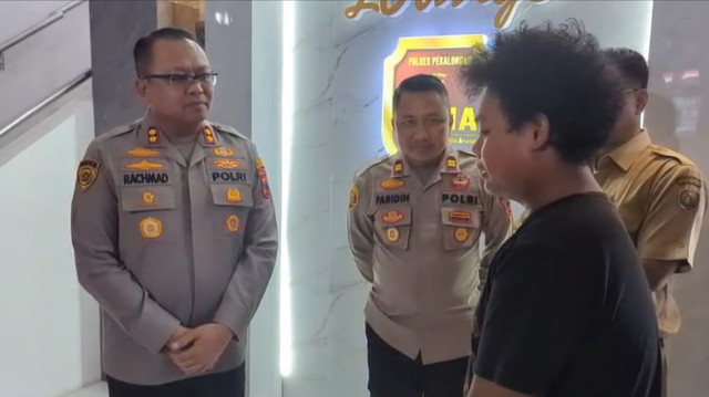 Kapolres Pekalongan AKBP Rachmat C Yusuf saat bertemu Bayu Wibowo (19) pemuda yang berbohong menjadi korban begal. Foto: Dok. Istimewa