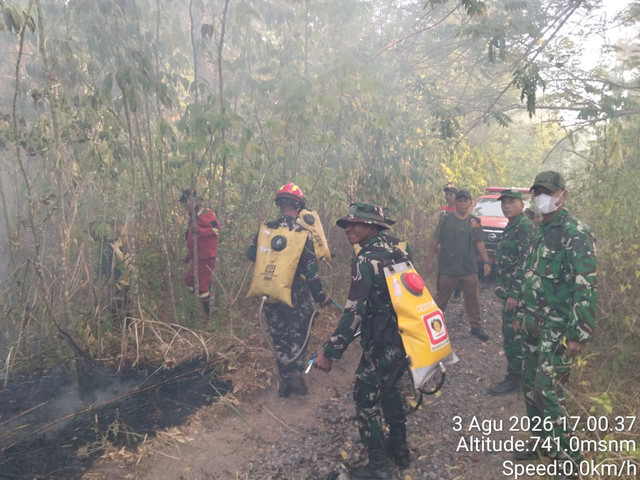 Petugas terus berjibaku memadamkan kebakaran hutan di kawasan hutan lindung Gunung Soputan, Sulawesi Utara, Selasa (4/8). Foto: dok BPBD Sulut