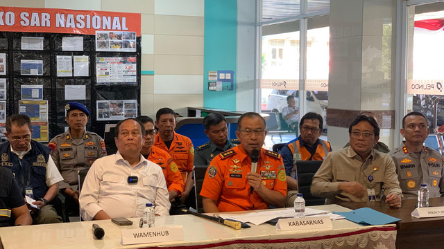 Kepala Basarnas Marsekal Madya TNI Mohammad Syafii (tengah) bersama Wakil Menteri Perhubungan Suntana memberikan keterangan kepada awak media terkait kebakaran KM Mutiara Sentosa 2 di Pelabuhan Tanjung Perak, Surabaya, Jawa Timur, Selasa (4/8/2026). Foto: Farusma Okta Verdian/kumparan