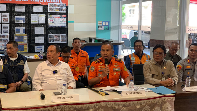 Kepala Basarnas Marsekal Madya TNI Mohammad Syafii (tengah) bersama Wakil Menteri Perhubungan Suntana memberikan keterangan kepada awak media terkait kebakaran KM Mutiara Sentosa 2 di Pelabuhan Tanjung Perak, Surabaya, Jawa Timur, Selasa (4/8/2026). Foto: Farusma Okta Verdian/kumparan