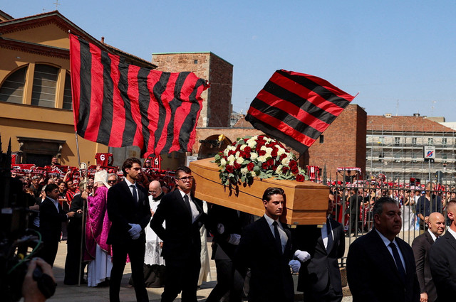 Para pengusung membawa peti jenazah legenda AC Milan dan tim nasional Italia, Franco Baresi, keluar dari Basilika Sant'Ambrogio usai prosesi pemakaman di Milan, Italia, Selasa (4/8/2026). Foto: REUTERS/Daniele Mascolo