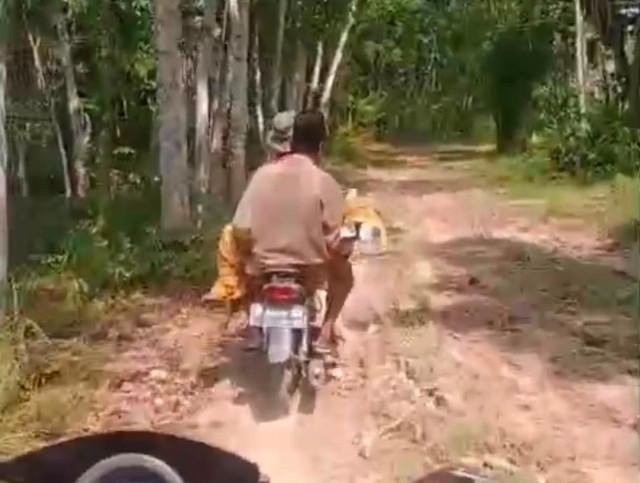 Sejumlah warga di Desa Pasirlancar, Kecamatan Sindangresmi, Kabupaten Pandeglang, Banten nekat mengangkut seorang jenazah menggunakan sepeda motor pada Senin (3/8/2026). Foto: Dok. Istimewa