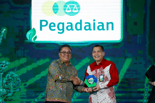 Kepala Divisi ESG PT Pegadaian (Persero), Jainuddin (kanan) saat menerima penghargaan dalam ajang IDX Channel Anugerah ESG 2026 di Bursa Efek Indonesia, Jakarta pada Rabu (29/07). Foto: Dok. Pegadaian