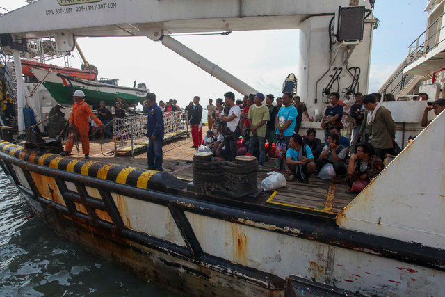 Sejumlah korban kebakaran kapal KM Mutiara Sentosa II berada di atas Kapal Negara (KN) Masalembo yang bersiap untuk bersandar di Dermaga Jamrud Utara, Pelabuhan Tanjung Perak, Surabaya, Jawa Timur, Selasa (4/8/2026). Foto: Didik Suhartono/ANTARA FOTO
