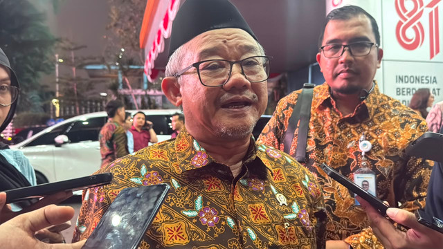 Menteri Pendidikan Dasar dan Menengah Abdul Mu'ti menanggapi penyebab sekolah negeri kekurangan murid dan perbandingan kualitas pendidikan Indonesia dengan Singapura di Kementerian Komunikasi dan Digital, Jakarta Pusat, Selasa (4/8). Foto: Zahira Hilman/kumparan