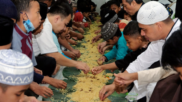 Ilustrasi Kebudayaan yang Menjunjung Tinggi Kebersamaan Melalui Kegiatan Memasak dan Makan Bersama. Foto: Nyoman Hendra Wibowo/ ANTARA FOTO/ KumparanFOOD