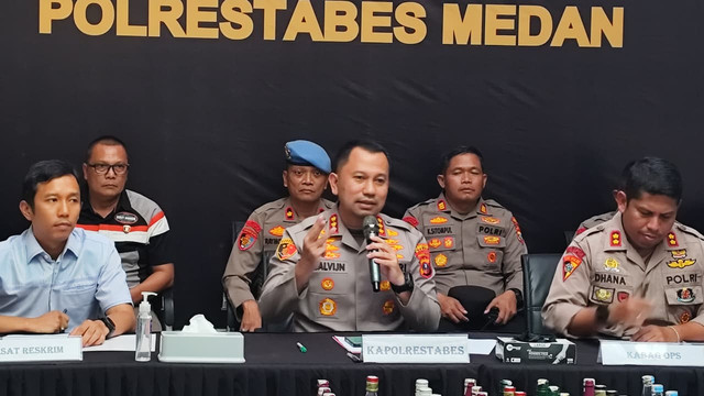 Kapolrestabes Medan, Kombes Pol Jean Calvijn Simanjuntak, saat konferensi pers pengungkapan kasus penyakit masyarakat di Polrestabes Medan, Selasa (4/8/2026). Foto: Amar Marpaung/kumparan