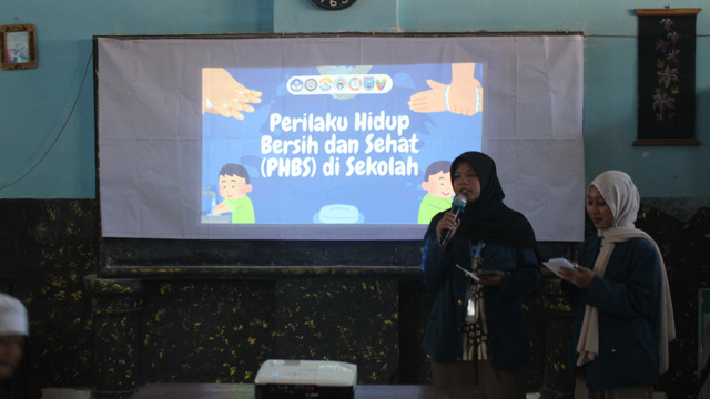 Pemaparan materi Perilaku Hidup Bersih dan Sehat (PHBS) oleh mahasiswa KKN BBK 8 Universitas Airlangga (UNAIR) kepada siswa kelas 1, 2, dan 3 SD Negeri Gading Wetan pada Jumat (24/7/2026). (Foto: Istimewa)