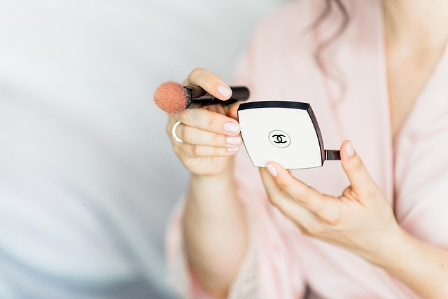 Mengenal Blonzer Tren Makeup Hybrid untuk Tampilan Sun Kissed yang Alami