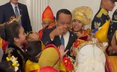 Momen Menteri ESDM Bahlil Lahadalia saat dikerubungi anak-anak di Istana Negara saat penyambutan PM Thailand. Foto: Dok. Istimewa