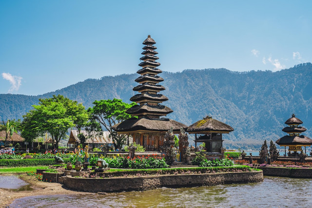 ilustrasi budaya indonesia yang disukai wisatawan asing. unsplash/gronemo