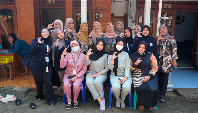 Dokumentasi bersama usai kegiatan Posyandu di Desa Karangrejo.