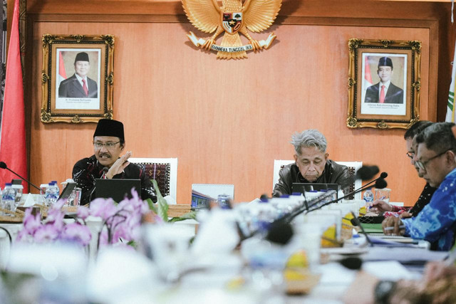 Mensos Saifullah Yusuf (Gus Ipul) memimpin rapat internal Sekolah Rakyat di Jakarta, Selasa (4/8/2026), guna menekankan kolaborasi lintas unit, integrasi bantuan keluarga, perencanaan transparan, serta komitmen kuat anti-korupsi. Foto: Dok. Kemensos