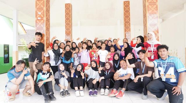 Foto bersama mahasiswa UM BBM dan ibu-ibu warga Dusun Blado usai pelaksanaan Senam Sehat.