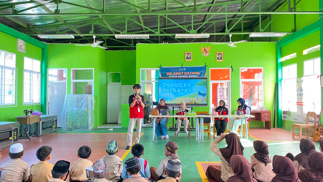 Pelaksana program KKN Unhas Gelombang 116, Dwito, menyampaikan materi pemetaan batasan tubuh (Body Mapping) dan edukasi sentuhan aman kepada siswa MIS Cendekia Saukang di Desa Bajiminasa, Bantaeng, Jumat (17/07/2026).