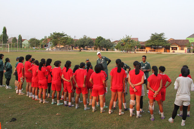 Latihan Timnas Wanita U-16 Garuda Pertiwi bersama Coach Timo Scheunemann di Desa Bacin, Kecamatan Bae, Kabupaten Kudus, Jawa Tengah. Foto: Vega Ma'arijil Ula/kumparan