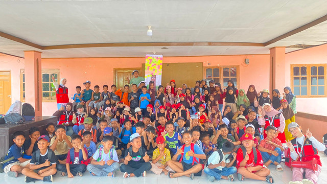 Tim KKN Unhas Gelombang 116 foto bersama para siswa usai kegiatan nonton bareng 'Petualangan Sherina' dan workshop Pohon Impian dalam rangka memperingati Hari Anak Nasional di Desa Bajiminasa, Bantaeng, Sabtu (25/07/2026).