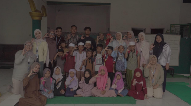 Kebersamaan mahasiswa UM BBM dan santri TPQ Masjid Nurul Huda setelah kegiatan pembelajaran keagamaan.