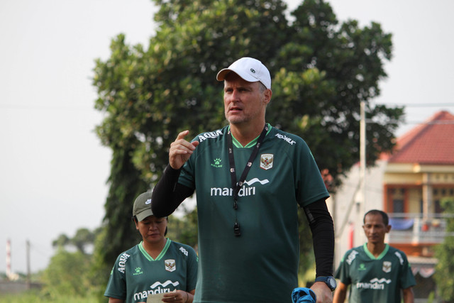 Pelatih Garuda Pertiwi, Timo Scheunemann memberikan arahan kepada pemain saat Training Camp di lapangan Desa Bacin, Kabupaten Kudus, Jawa Tengah pada Selasa (4/8/2026). Foto: Vega Maarijil Ula/kumparan