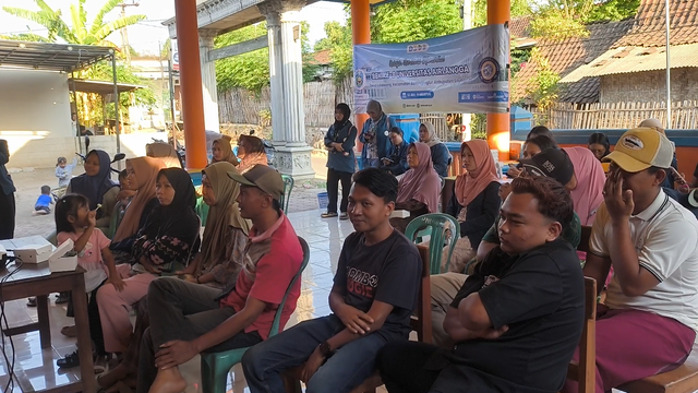 Sosialisasi Digital Marketing di Balai Desa Lubawang, Kecamatan Banyuglugur, Kabupaten Situbondo (Foto: Tim BBK 8 Lubawang)